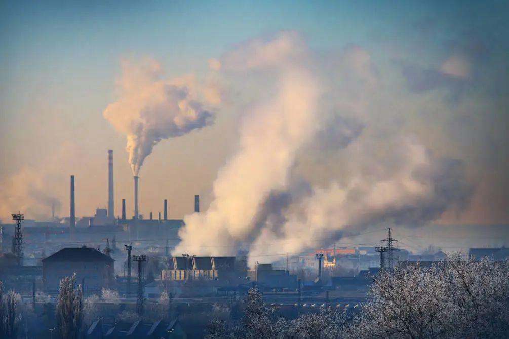 通过直接设定上传监测数据上限值、避免超标报警的方式造假