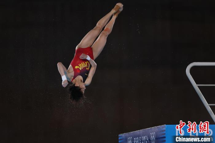 巴黎奥运女子十米台跳水全红婵蝉联冠军：水花