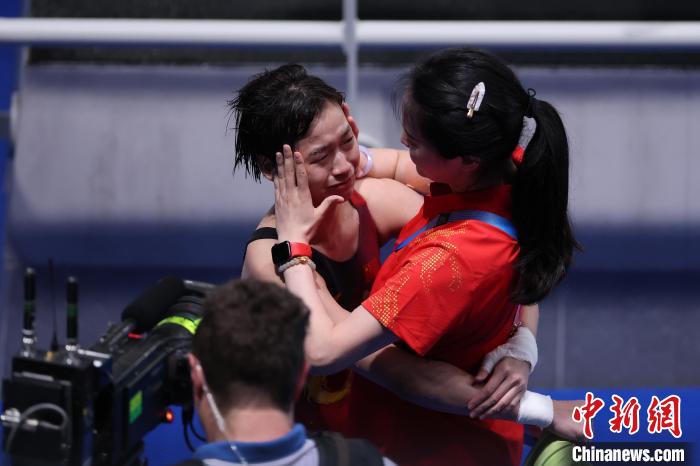 巴黎奥运女子十米台跳水全红婵蝉联冠军：水花