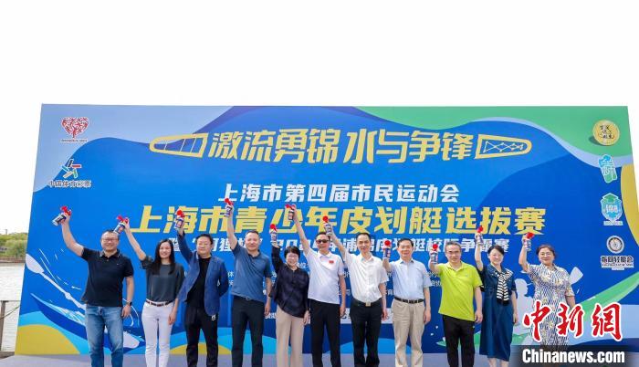 浦锦街道江月湖畔数百名皮划艇爱好者以桨会友