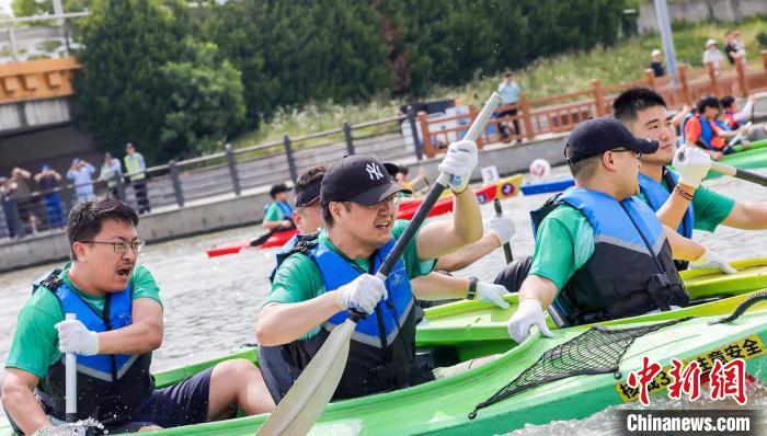 浦锦街道江月湖畔数百名皮划艇爱好者以桨会友