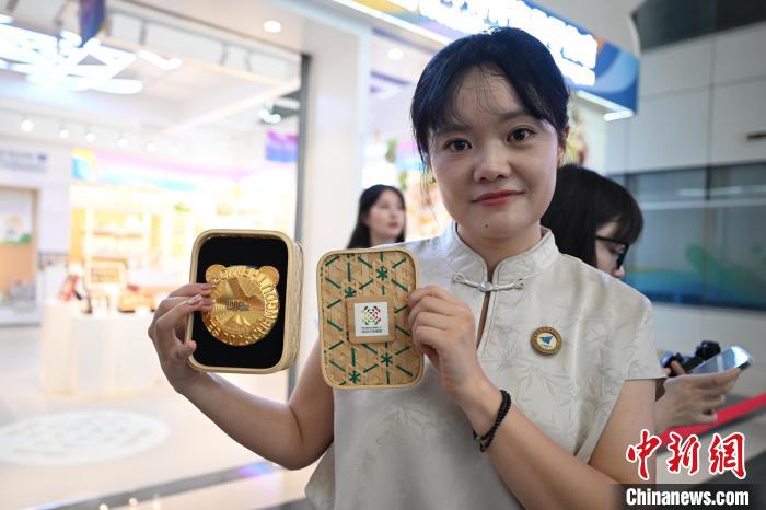 成都世运会颁奖物资设计：川剧变脸、太阳神鸟