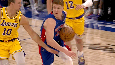 湖人vs活塞激战中肯纳德遭肘击嘴巴出血紧急处理