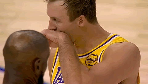 湖人vs活塞激战中肯纳德遭肘击嘴巴出血紧急处理