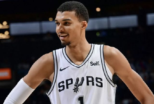 文班亚马带伤出战创历史纪录 65场门槛成关键